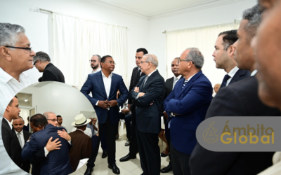 Danilo Medina acompaña a Demetrio Lluberes en velatorio de su hijo fallecido en derrumbe del Jet Set
